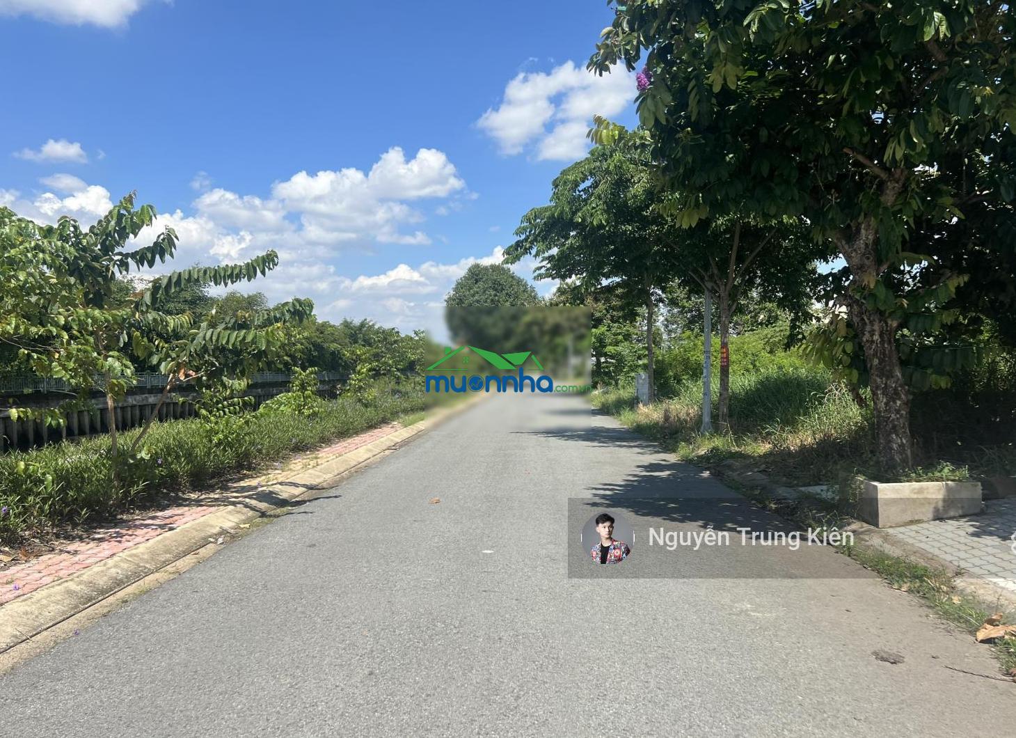 Cần bán 230m2 (8.3x25m) - thổ cư 100m2, sổ hồng - đường ôtô qh 26m thông ql 13 - gần cổng chào