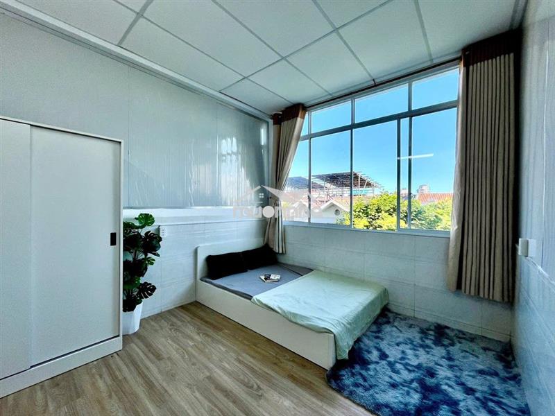 Phòng studio - tách bếp - cửa sổ trời