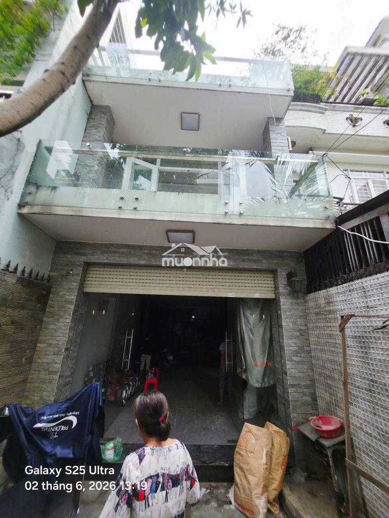 Đang sơn mới 4 phòng 4,5 x 20m - 2