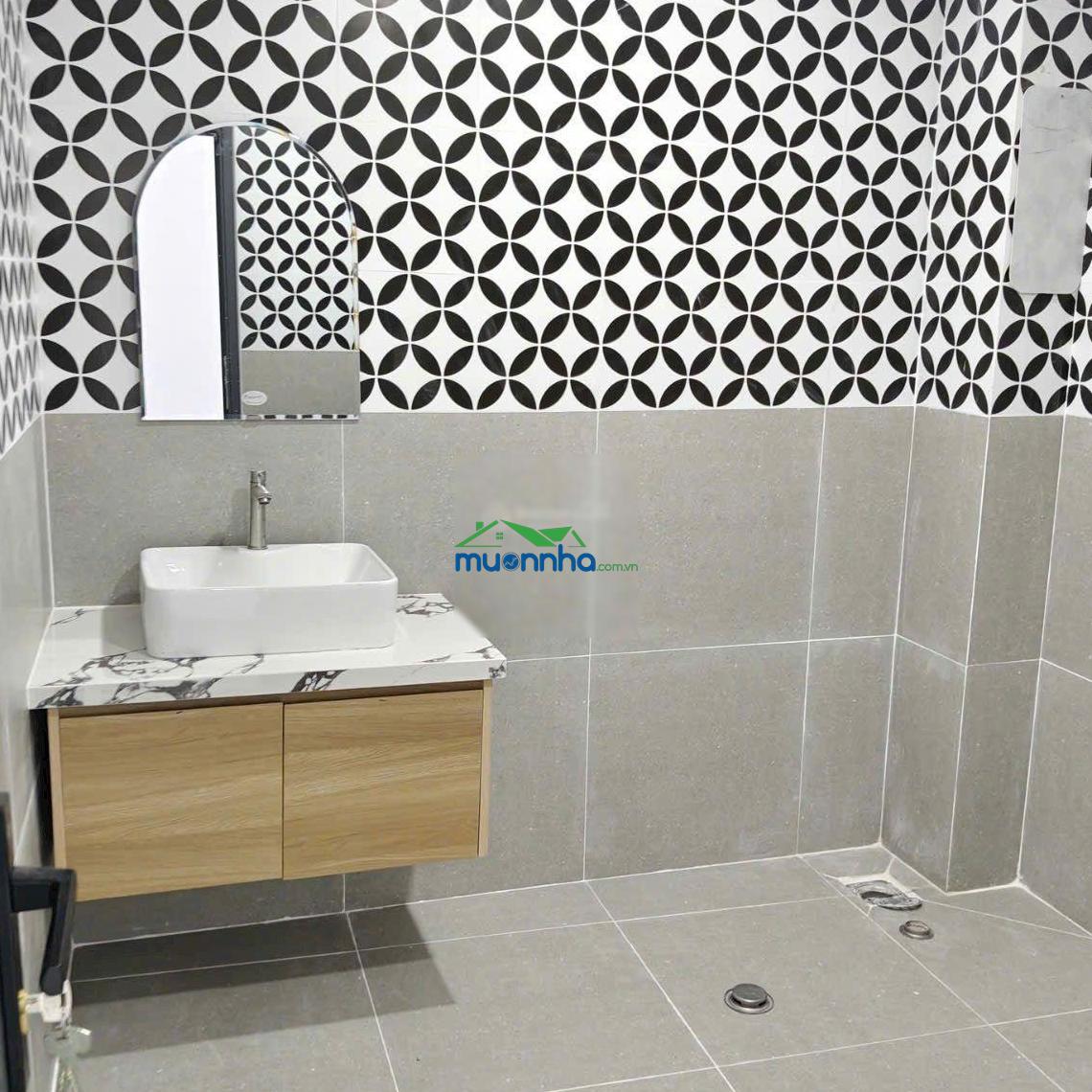 Nhà ngay chợ bình chánh 5x24m 1 trệt 1 lầu giá 2,3 tỉ 4pn - 3wc - 2
