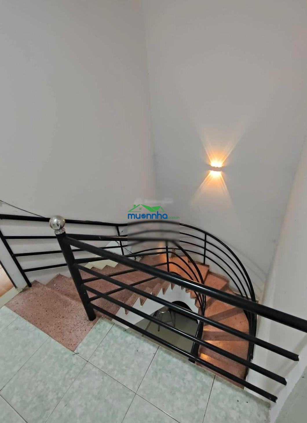Nhà 2 tầng. đường rộng thoáng cao ráo.