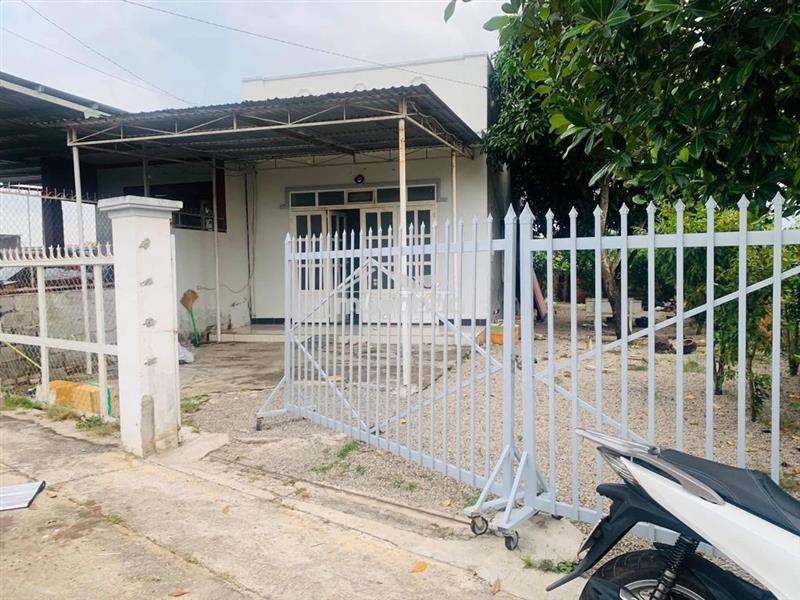Nhà cấp 4 có vườn ở gần chợ chiều tân phú trung 198,6m2 shr giá 1 tỉ