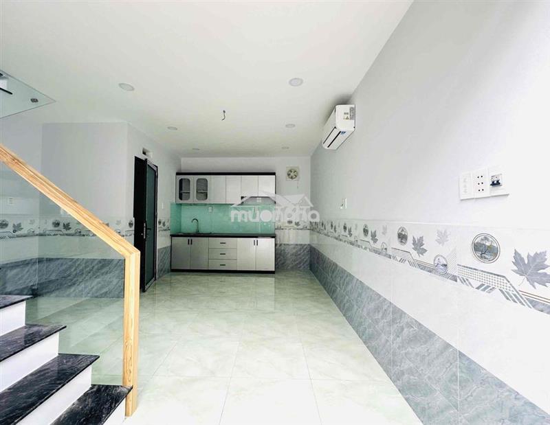 Nhà xây mới có hoàn công đối diện trường đh nguyễn tất thành apđ.q12