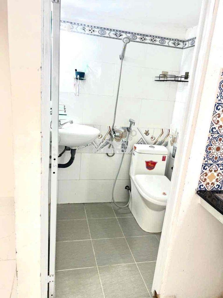 Phòng gác giá rẻ trong biệt thự gần lotte, ufm, tdt, q4 - 4