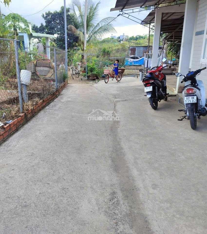 Giữa khu dân cư đã ở kín, chỉ còn 2 lô đất trống - 3