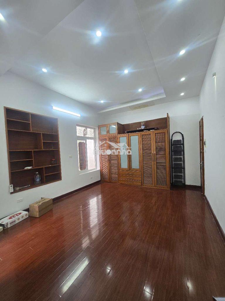 Cho thuê căn hộ 30 m2, tầng 2 của mặt phố số 172 triệu việt vương 