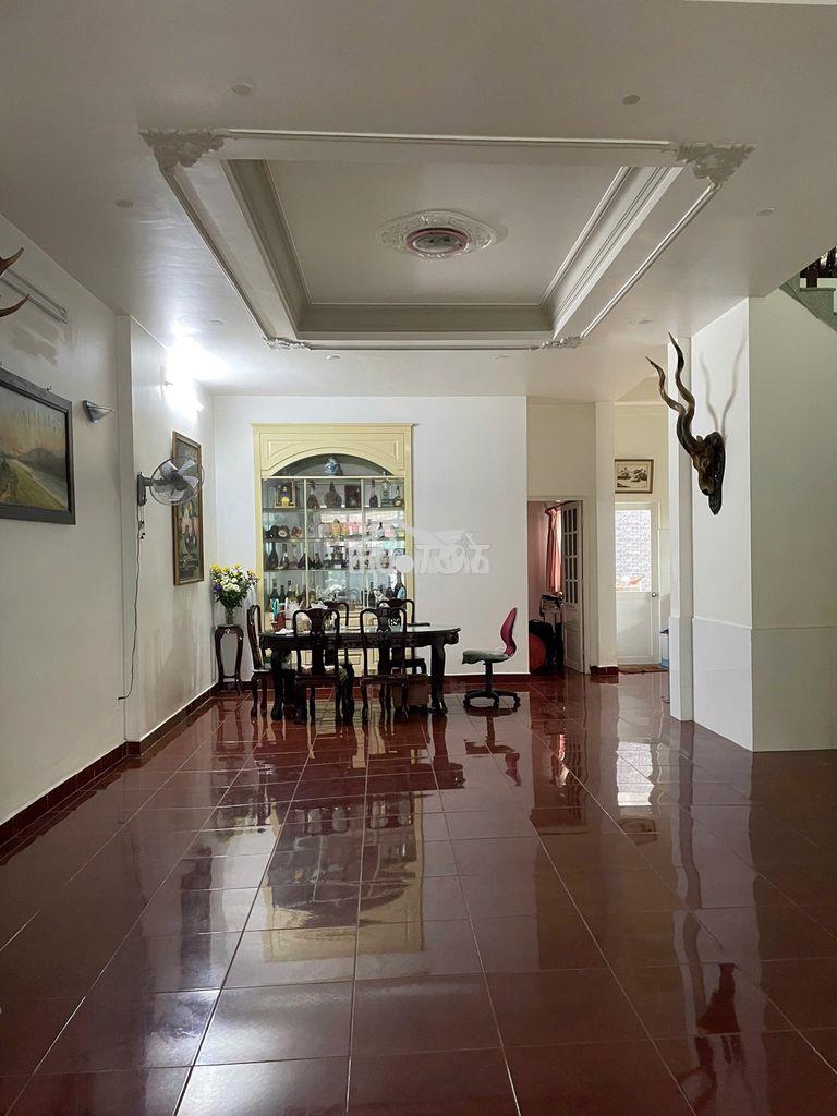 Mặt bằng rộng rãi - ngay sân bay, hẻm ô tô tải, có sân để xe, máy lạnh