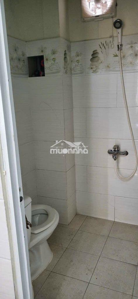 Nhà nguyên căn, cho thuê lại 2 phỏng ngủ lớn, mỗi phòng 20m2 - 4