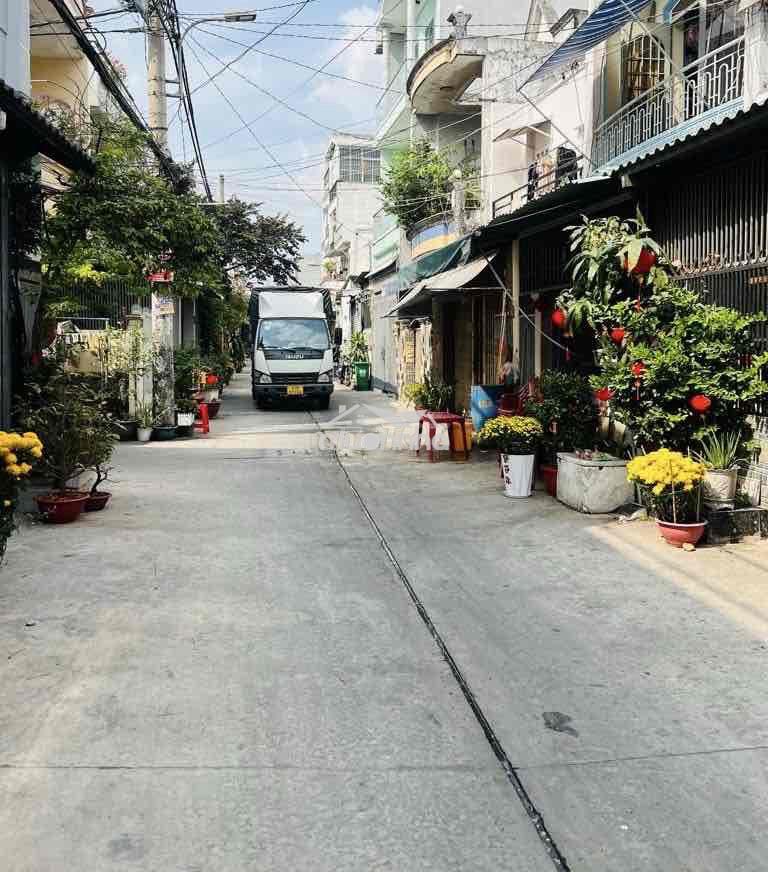 Bán nhà tỉnh lộ 10 sát quận 6 - dt 58m2 - 4m nở hậu 5.2m - hẻm xe hơi - 2
