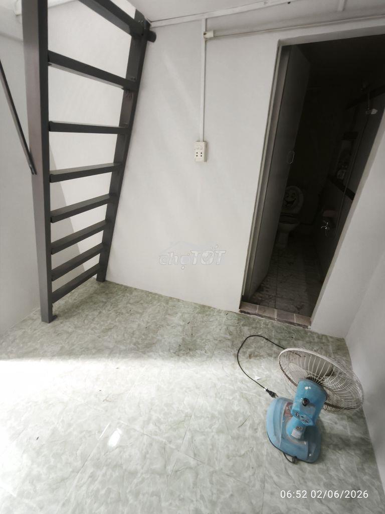 Nhà nhỏ, có gác suốt,cửa sổ thoáng mát, - 4