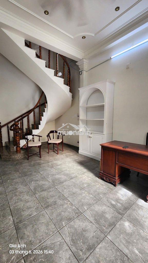 Cho thuê mặt bằng 40m2 nguyễn hữu cảnh - có sẵn bàn ghế vp - đậu ô tô - 3