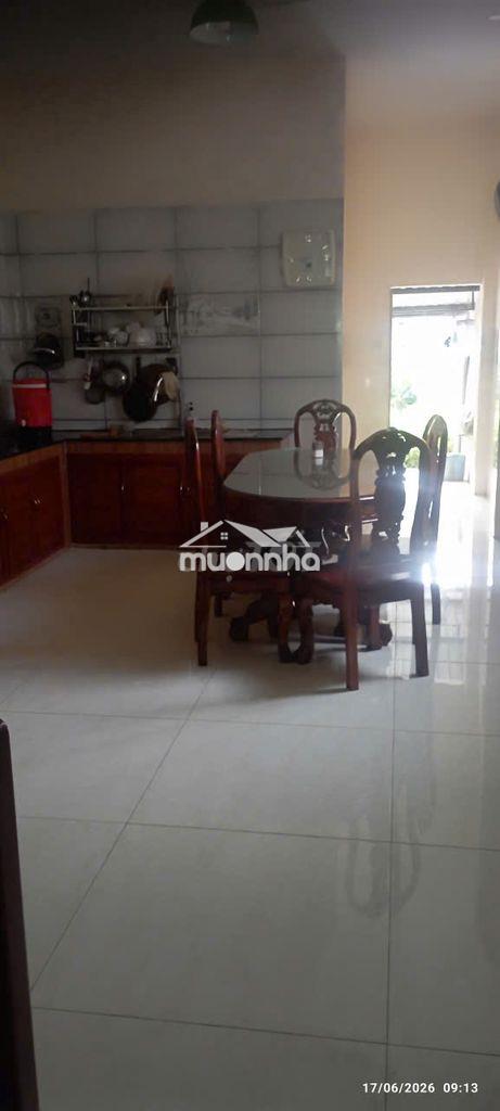 Nhà nguyên căn có 4 phòng ngủ, 3 tolet, 1 phòng bếp, một gara để xe - 2