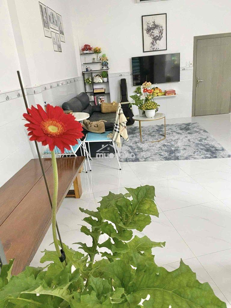 Nhà mới 1 lầu 2 phòng ngủ, 3 máy lạnh, đường cách mạng tháng 8 - 3