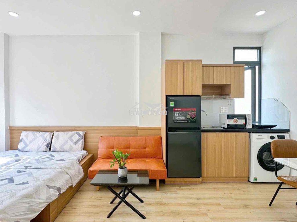 Thuê ngay căn hộ dịch vụ studio 35m2 ban công thoáng mát giáp q1 - 4
