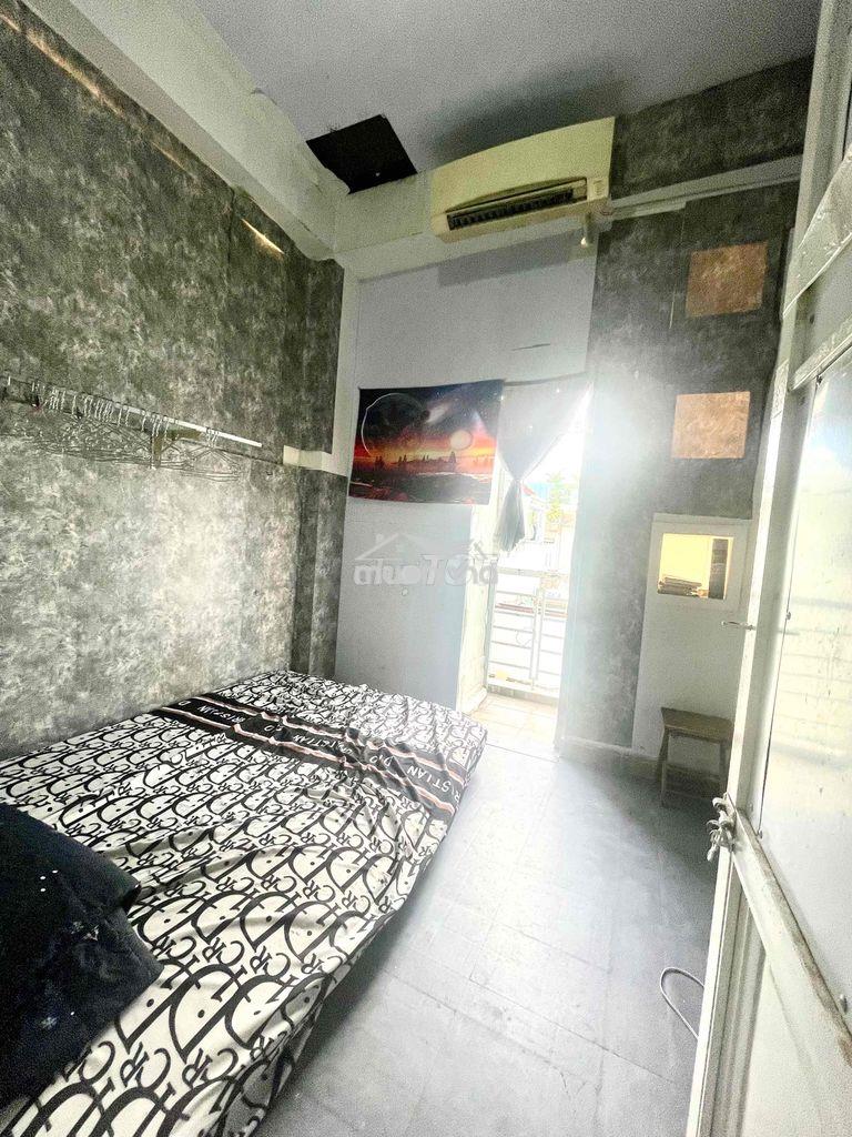 Cho thuê phòng q1,có ban công,máy lạnh,tủ lạnh,nệm
