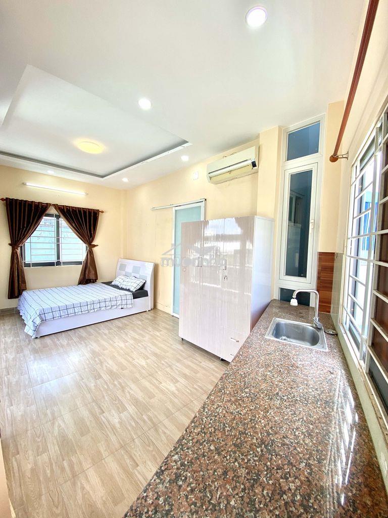 Phòng cao cấp, mới, ban công. thuận tiện di chuyển các quận - 3
