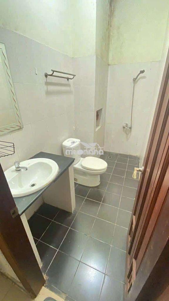 Cho thuê phòng trệt đủ n.thất 3tr đường tô hiệu - 3