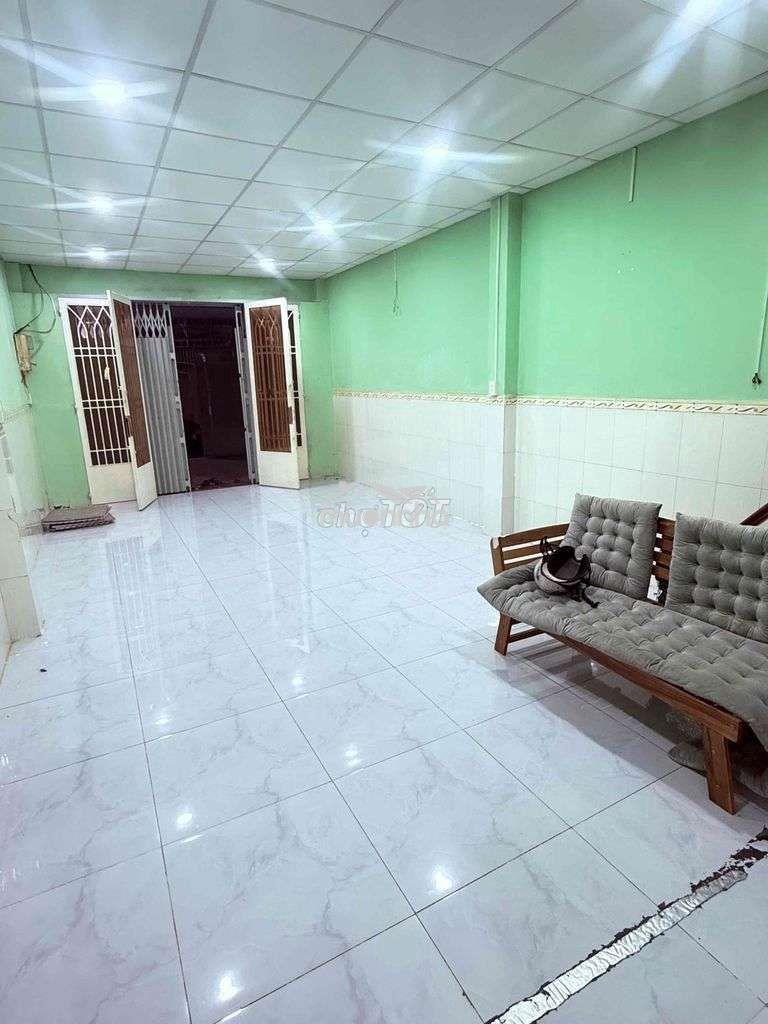 Cho thuê nhà đường phạm hùng c1 dt.4m×20m } 1 lầu 2 phạm 1toilet hẽm4m - 3