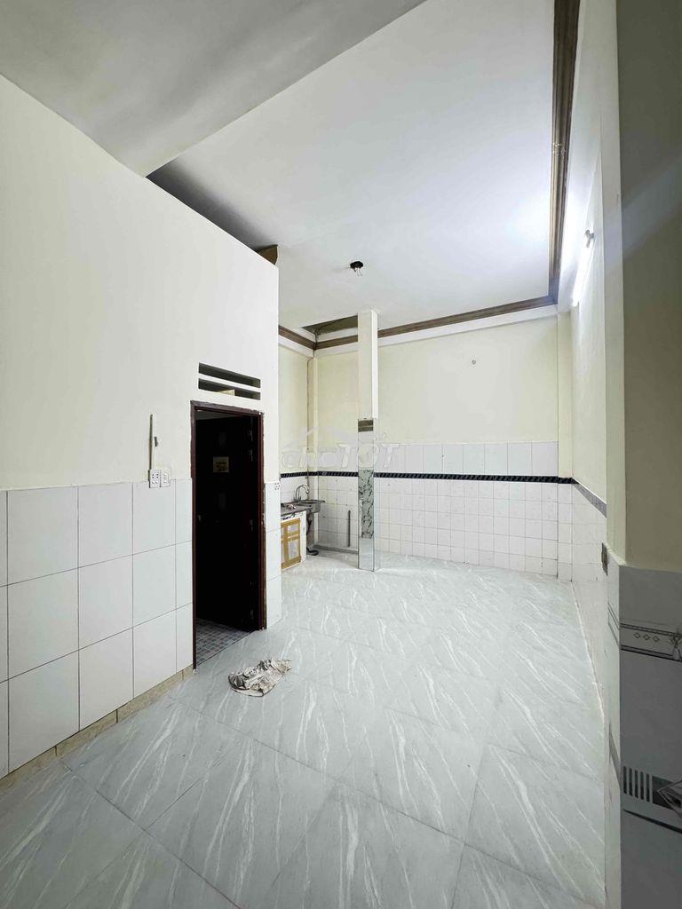 Nhà ở hoặc văn phòng, công ty . 1 trệt - 2 lầu. ngang 4,5m - dài 15m - 2