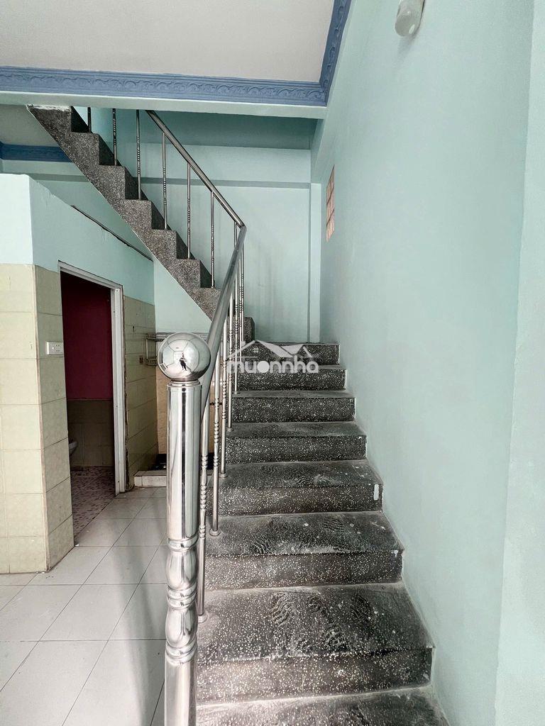 Bán nhà nhỏ mặt tiền đường - 4
