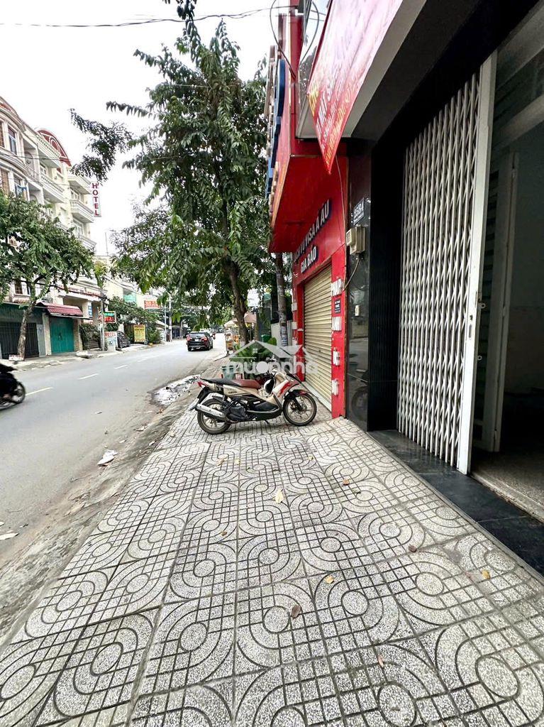 Mặt bằng đường lớn trước chợ ngã 4 ga - 2