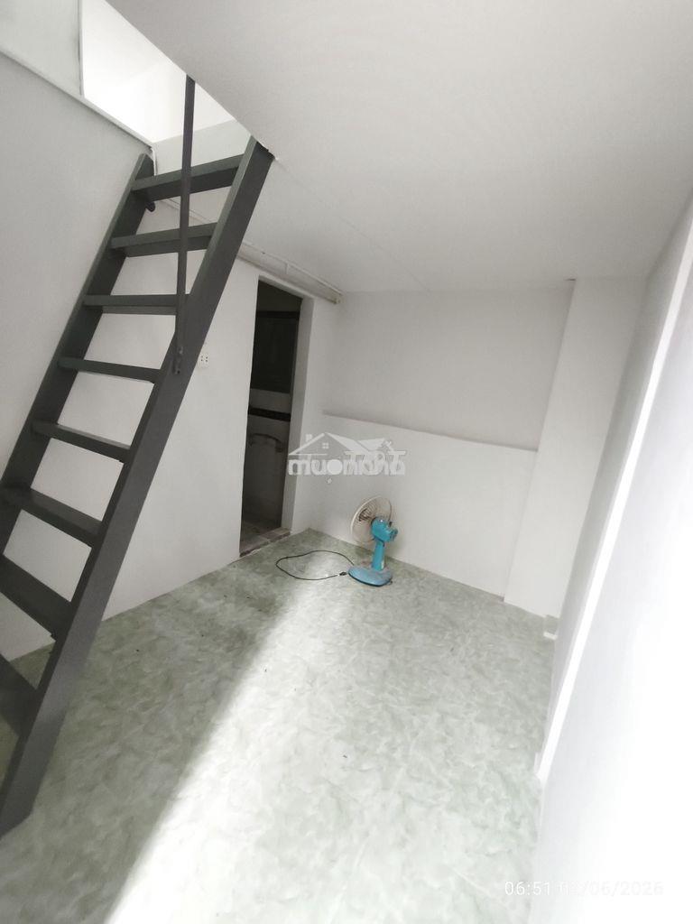 Nhà nhỏ, có gác suốt,cửa sổ thoáng mát, - 2