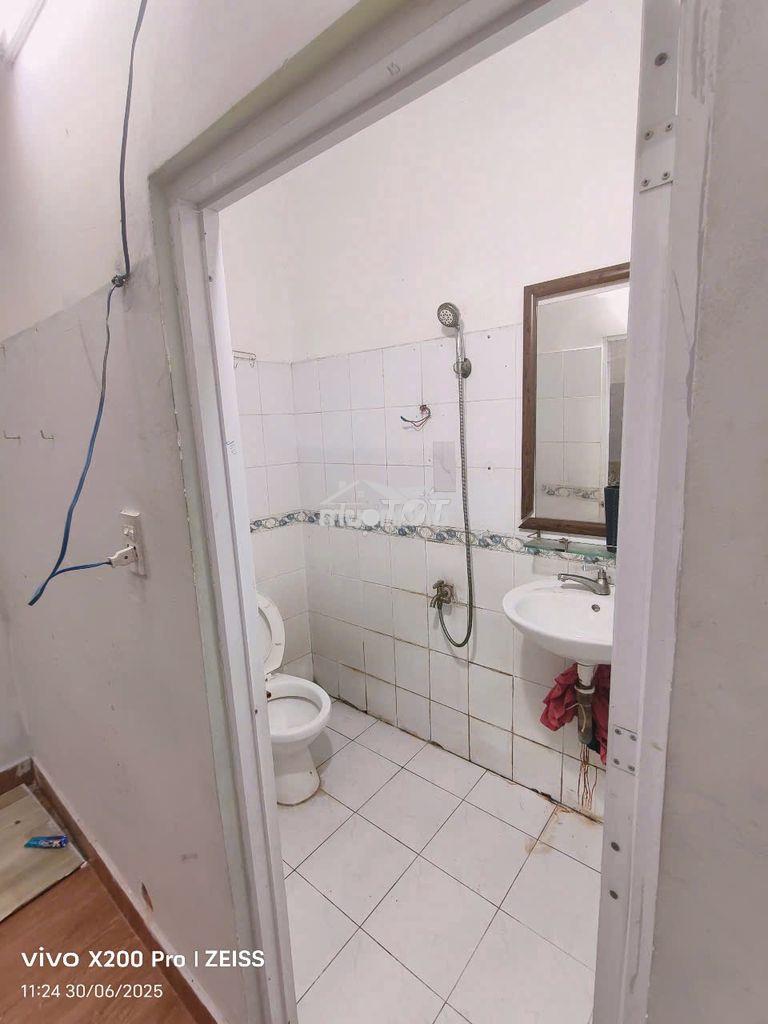 Phòng không nội thất nhà vệ sinh riêng - 3