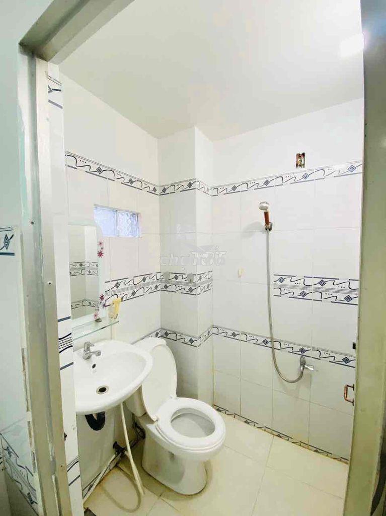 Phòng ban công _ đủ nội thất _ gần cđ điện lực - 4