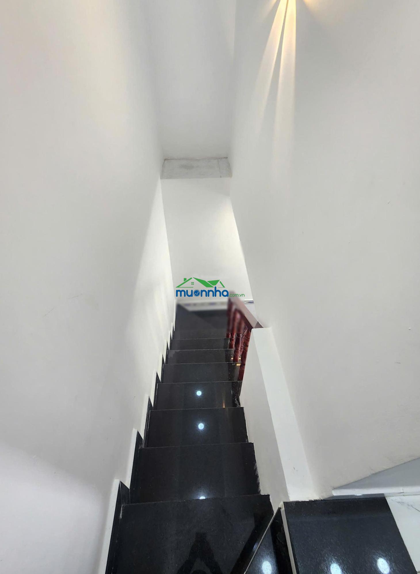 650tr sổ cầm tay - nhà 4x10, góc 2mt, đường 5m, cách đường lộ 200m, nhà mới hoàn thiện. trung tâm