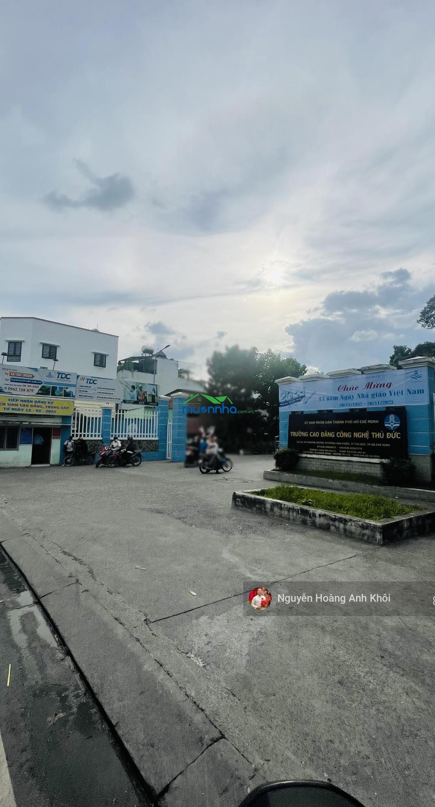 Gà đẻ trứng vàng !!! ngay đh ngân hàng, sinh viên đi bộ đi học - 2