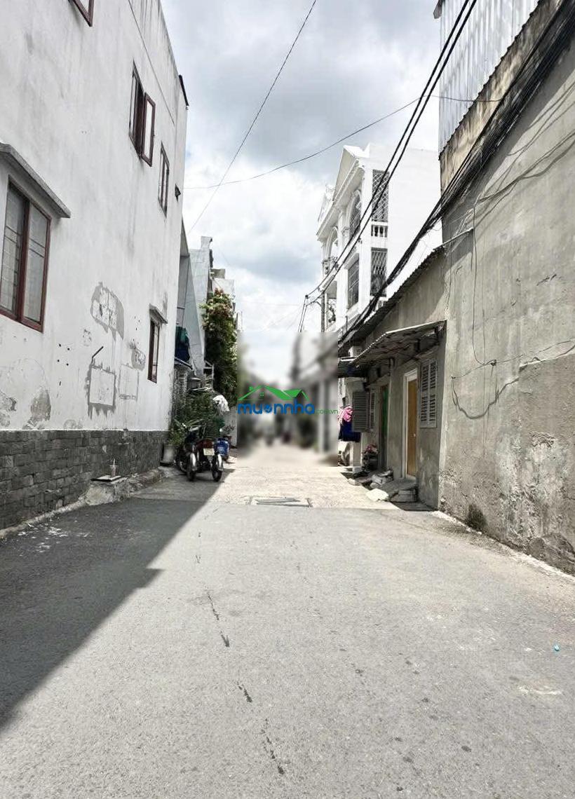 Nhà 2 tầng xe hơi tới cửa, ngay bến xe buýt hiệp thành kế chợ giãn dân. sang gò vấp chỉ vài phút.