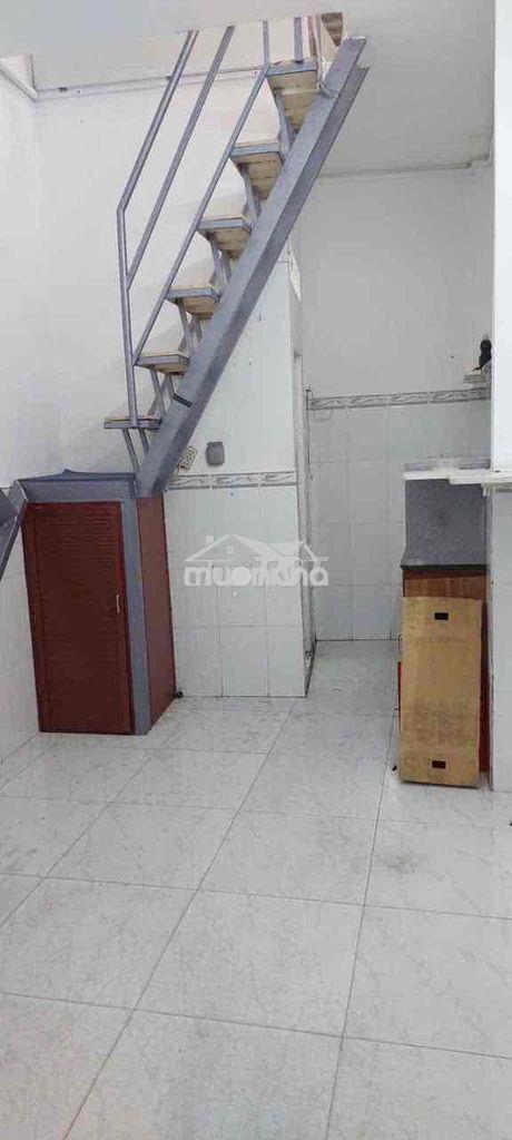 Cho thuê nhà nhỏ 3 tầng gv giá 4.500k  lh: *** - 4