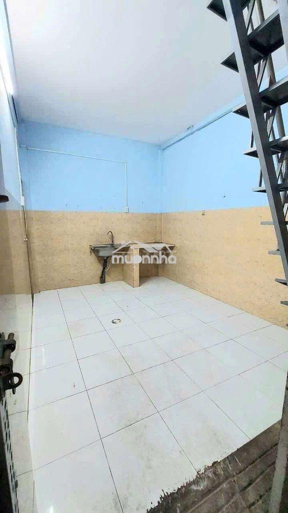 Nhà riêng, 4x5m, 1 trệt 1 lầu 1lửng, có ban công