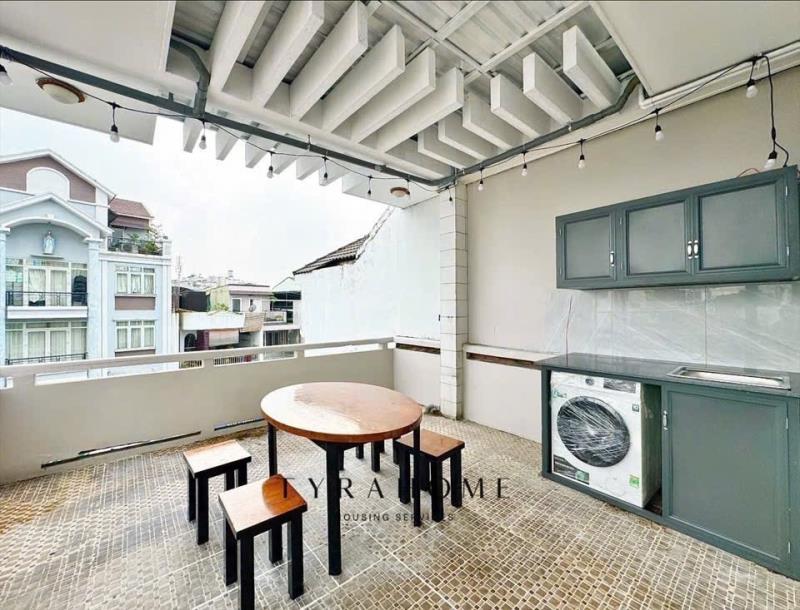 1pn ban công gần phố ẩm thực phan xích long, cầu bông quận 1 - 2