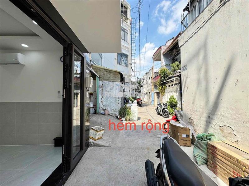 Nhà hẻm ô tô , 3 phòng ngủ ( có phòng ngủ trệt ) 3 vệ sinh.