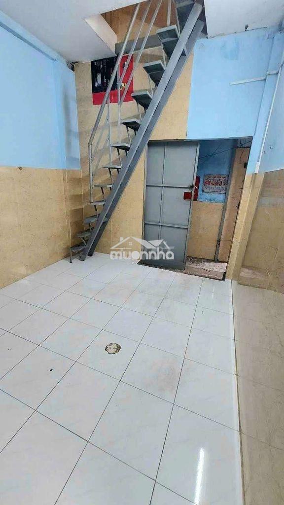 Nhà riêng, 4x5m, 1 trệt 1 lầu 1lửng, có ban công - 2