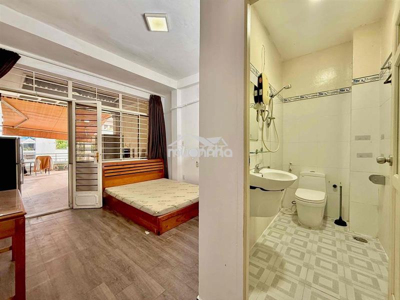 Phòng trọ tách bếp 40m2 balcony sân vườn gần bùi viện, metro bến thành