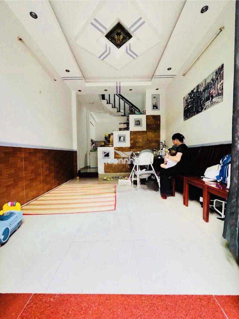 Nhà ngay chợ đường. trệt lầu 2pn 2wc. đường xe hơi