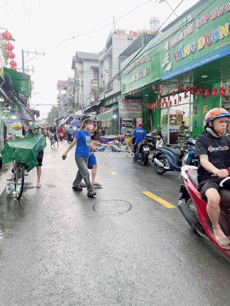 Cho thuê nhà cấp 4 có gác mặt tiền chợ dĩ an 2 giáp  thủ đức
