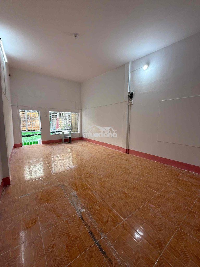 Còn phòng sát quận 1, giá thuê 2200k - 4