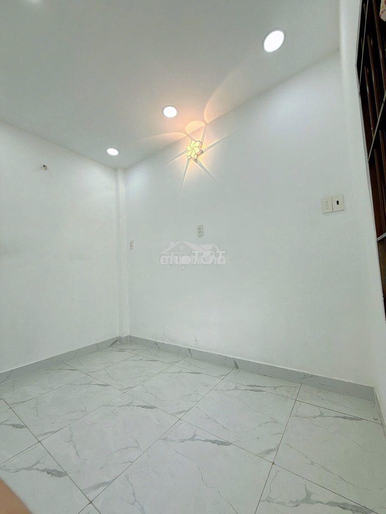 Cho thuê nhà nguyên căn hxh q6 cách 1 căn, 3 tầng, 2pn, giá 7.5 triệu