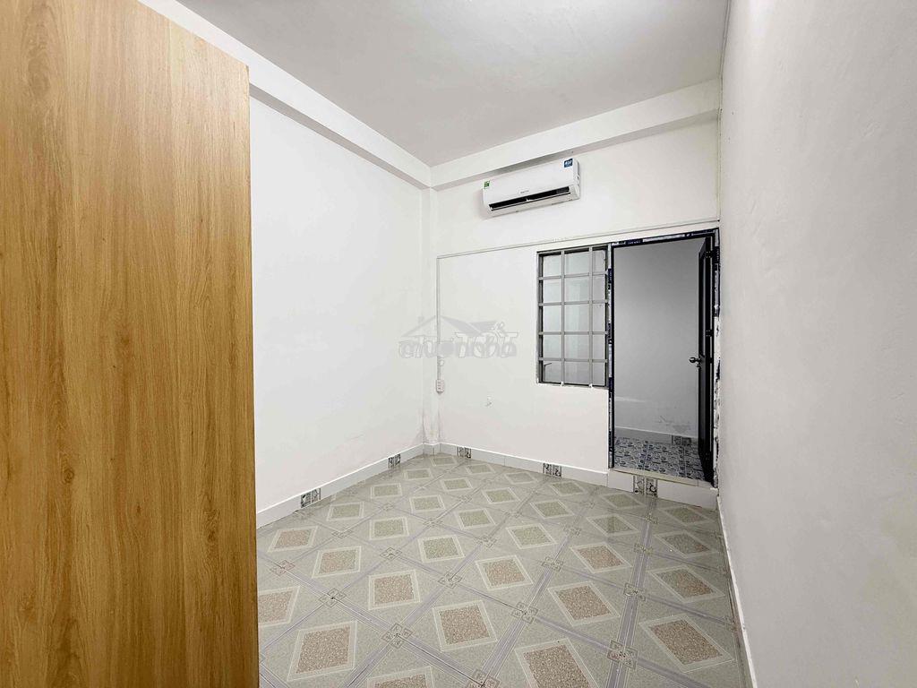 Cho thuê phòng trệt - 3tr3 - phạm văn chí q6 - tách bếp - sẵn máy lanh - 2