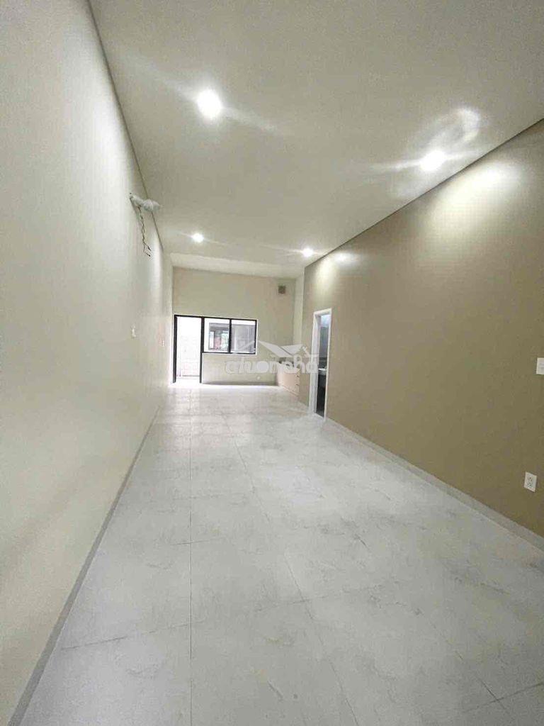 Nhà 2 lầu 1 trệt gần ngã tư bình chuẩn,sân xe hơi,đường 7m vỉa hè 3m - 3