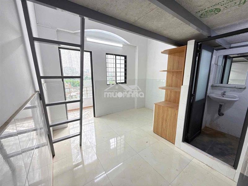 Toà nhà mới xây - ban công - thang máy - gần đại học mở - ful nội thất