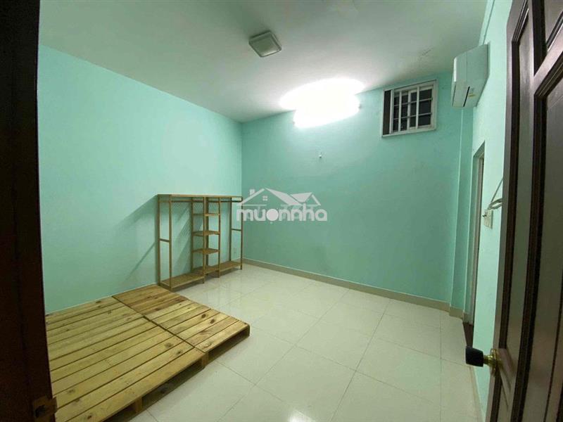 Cho thuê lầu 1 trong nhà nguyên căn gồm 2pn1 ban công rộng