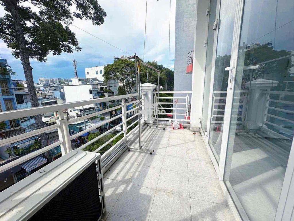 Phòng full nội thất | ban công 50m2 | thang máy | ngay hùng vương q5 - 2