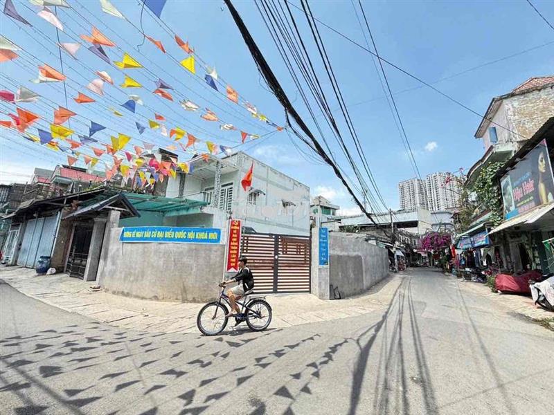 Bán nhà góc 3 mặt tiền , an bình , dĩ an , bình dương , ngay chợ việt