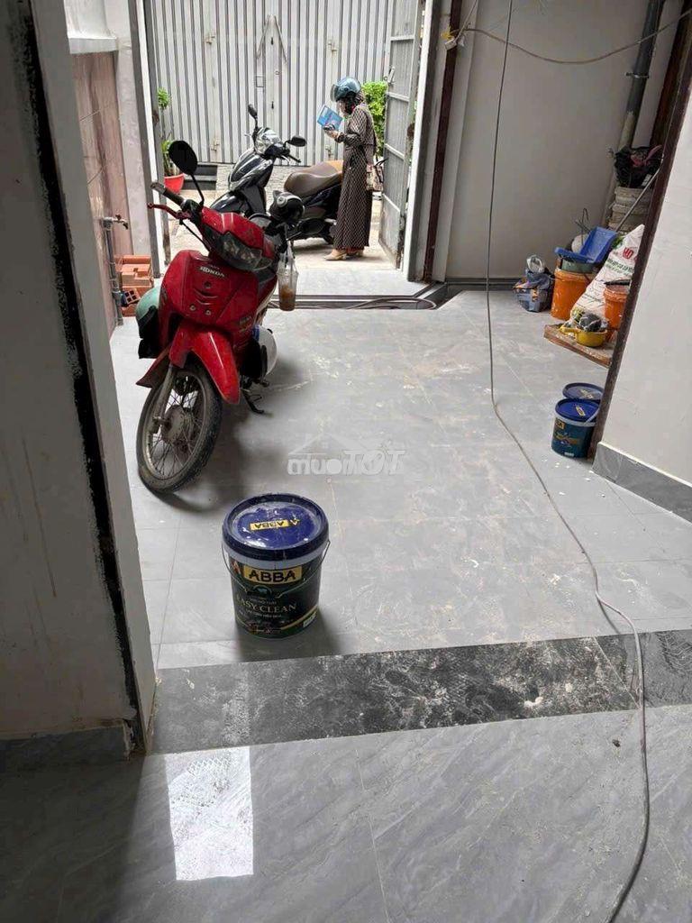 Cho thuê nhà đang làm mới sạch sẽ  - 2
