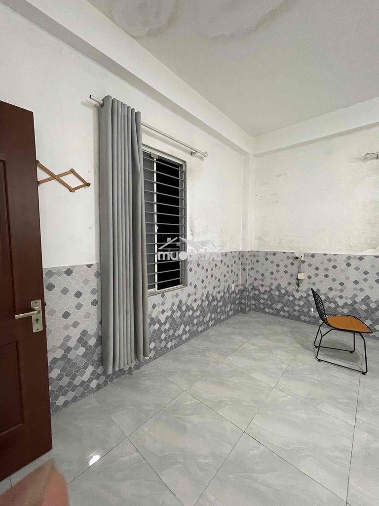 Phòng lớn 50m  cửa sổ thoáng
