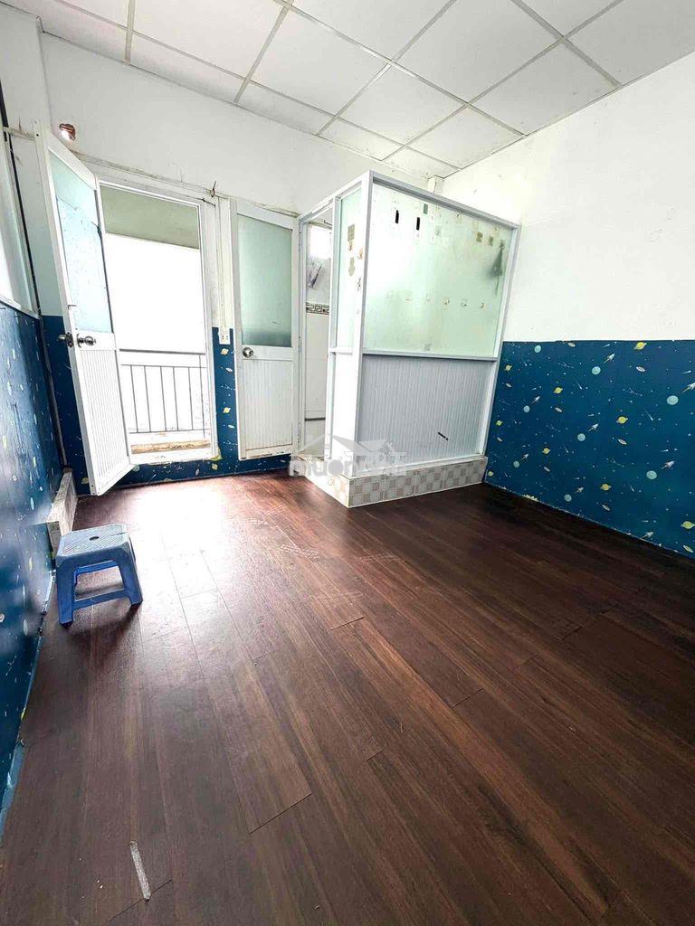 Phòng cửa sổ - ban công chung thoáng mát , tolet riêng trong phòng - 2